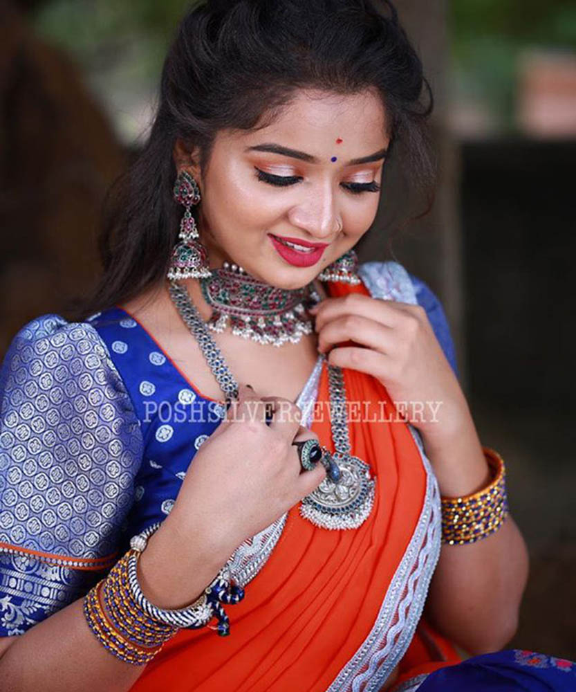 Beautiful Nauvari Sarees We Spotted On These Real Maharashtrian Brides! |  Wedding couple poses, Wedding couple poses photography, Indian wedding  couple photography